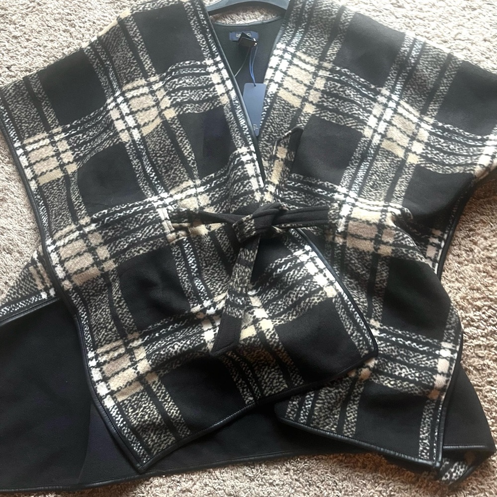 Rachel Roy NWT black and white Wrap Poncho size Large